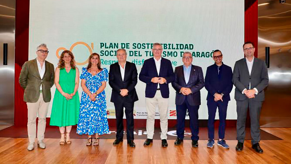 El consejero, junto a representantes de la confederación de empresarios de hostelería y otros participantes en el acto