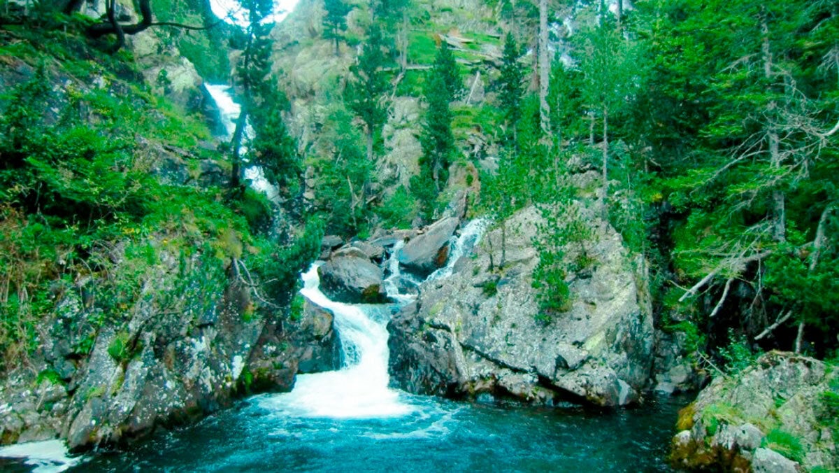 The easy route of the Pyrenees that ends in a waterfall: it is 2.5 km and can be done with children