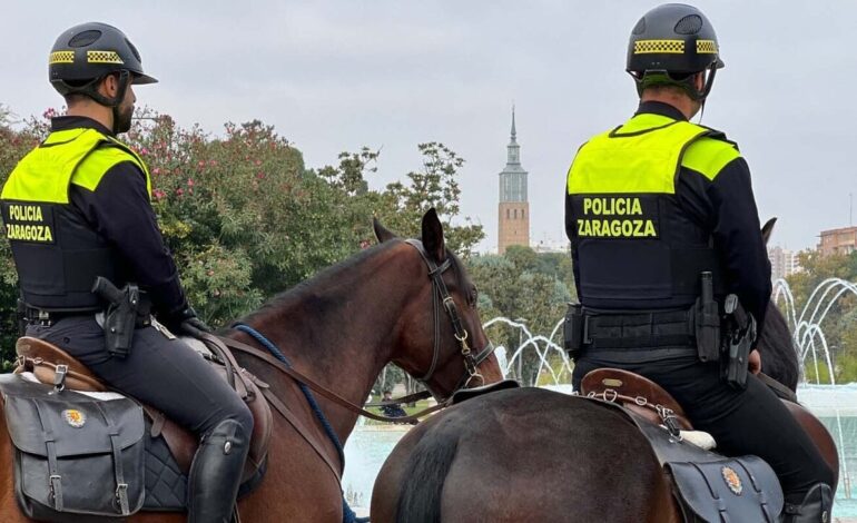 La Unidad de Caballería de la Policía Local de Zaragoza está formada por un equipo de seis agentes, compuesto por una mujer y cinco hombres