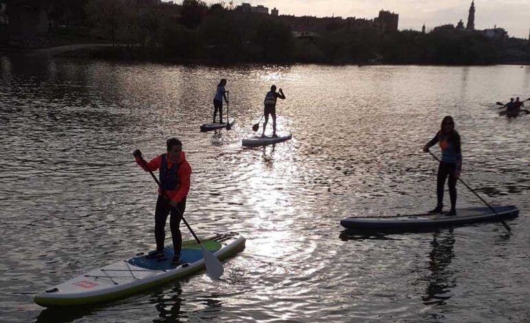 You don’t need sea: this club teaches you to practice paddle surf without leaving Zaragoza