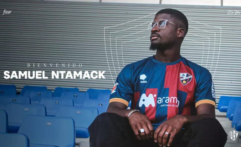 Samuel Ntamack reinforces the front of the S.D. Huesca