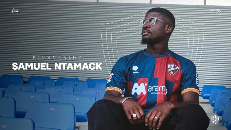 Samuel Ntamack reinforces the front of the S.D. Huesca