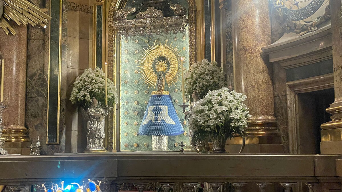 The Virgen del Pilar is covered with paper bow ties by Hiroshima: this is the emotional tribute