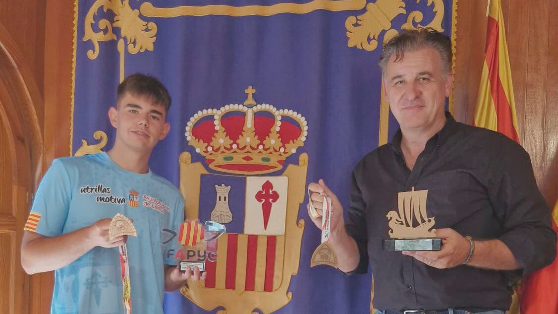 El alcalde de Utrillas, Joaquín Moreno, recibe a Pedrito en el consistorio.