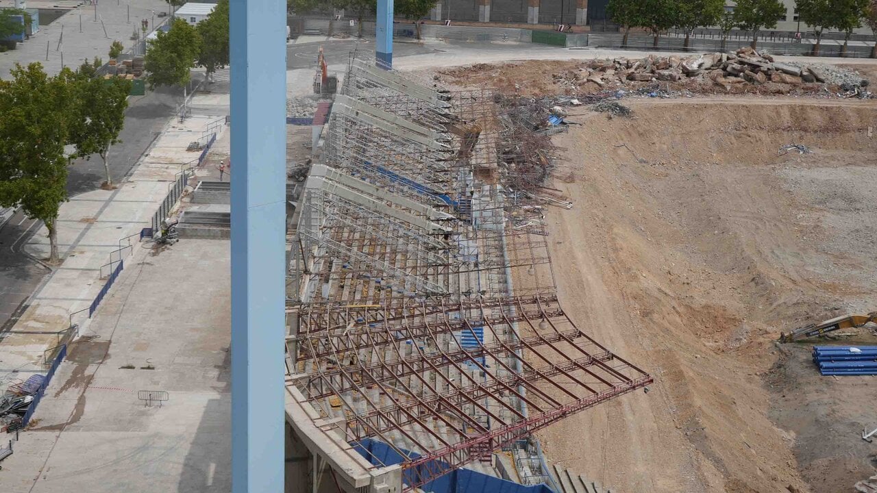 La Tribuna Preferente y las torres de iluminación son lo único que queda en pie. Foto: Lorena Torrijo