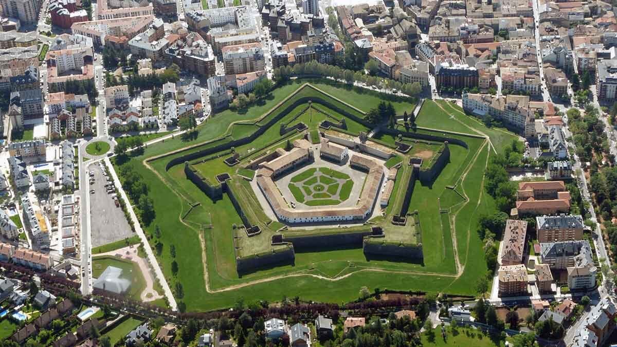This is the town of Huesca where the kingdom of Aragon was born and keeps a fortress in shape