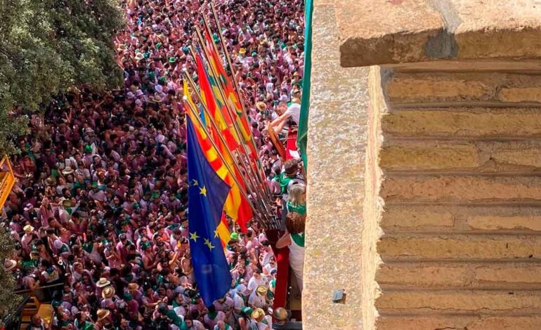 Huesca explodes with the chupinazo of San Lorenzo 2025: Andrés Campo unleashes a white and green tide