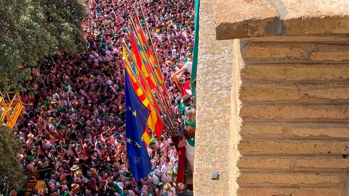 Huesca explodes with the chupinazo of San Lorenzo 2025: Andrés Campo unleashes a white and green tide