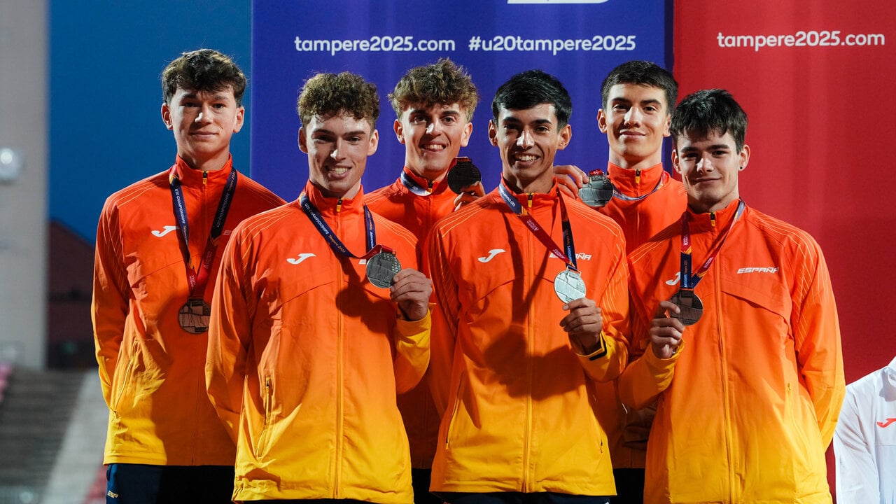 The Araón Gastón’s Aragon hangs the silver medal in the U-20 European Championship
