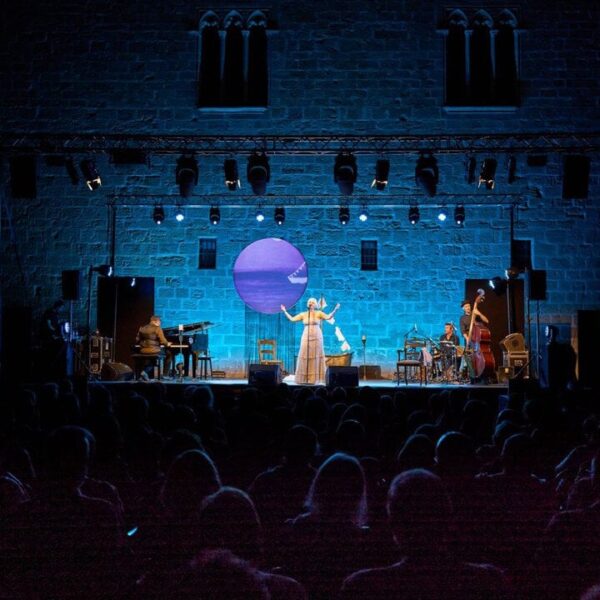 Celtic Music, eighties humor and Marisol Aznar: This Albalate bridge enjoys the castillos festival