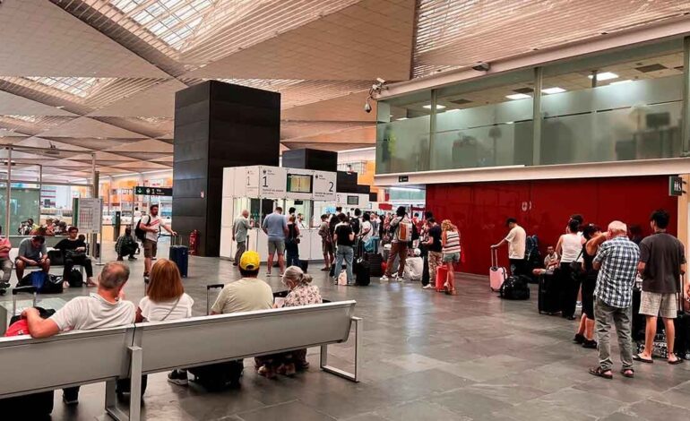 Pantalla de la estación Delicias de Zaragoza que muestra los retrasos en hasta ocho trenes de Alta Velocidad. Foto: AD