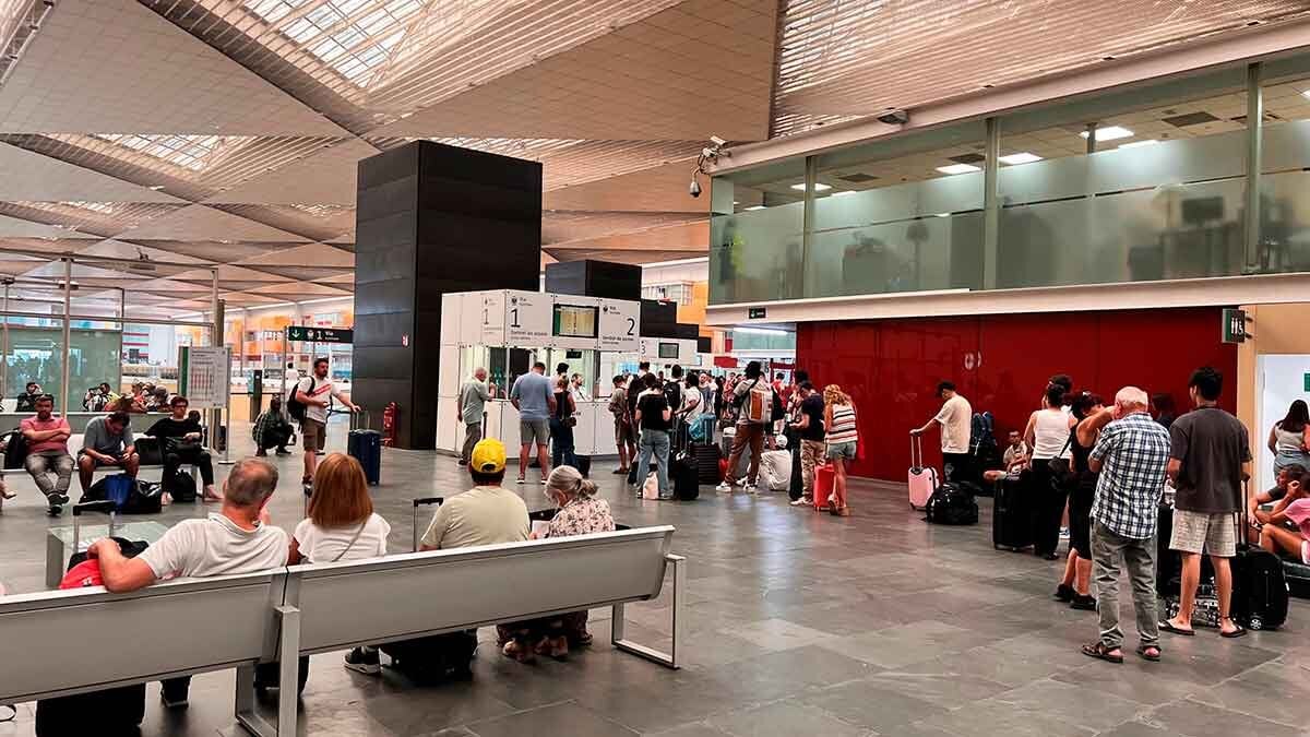 delays of more than two hours at the Zaragoza Delicias station: “The wait has been endless, overcrowded as chickens”