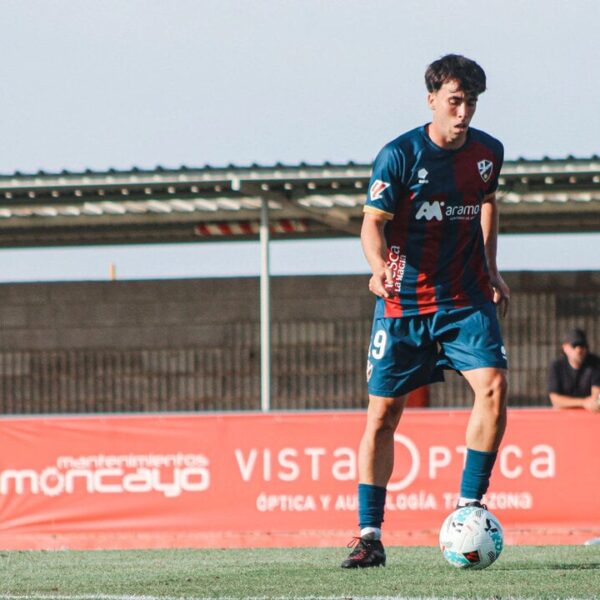 The S.D. Huesca gives Jaime Escario to FC Peñafiel