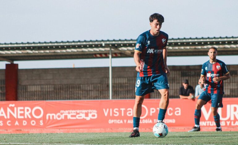 The S.D. Huesca gives Jaime Escario to FC Peñafiel