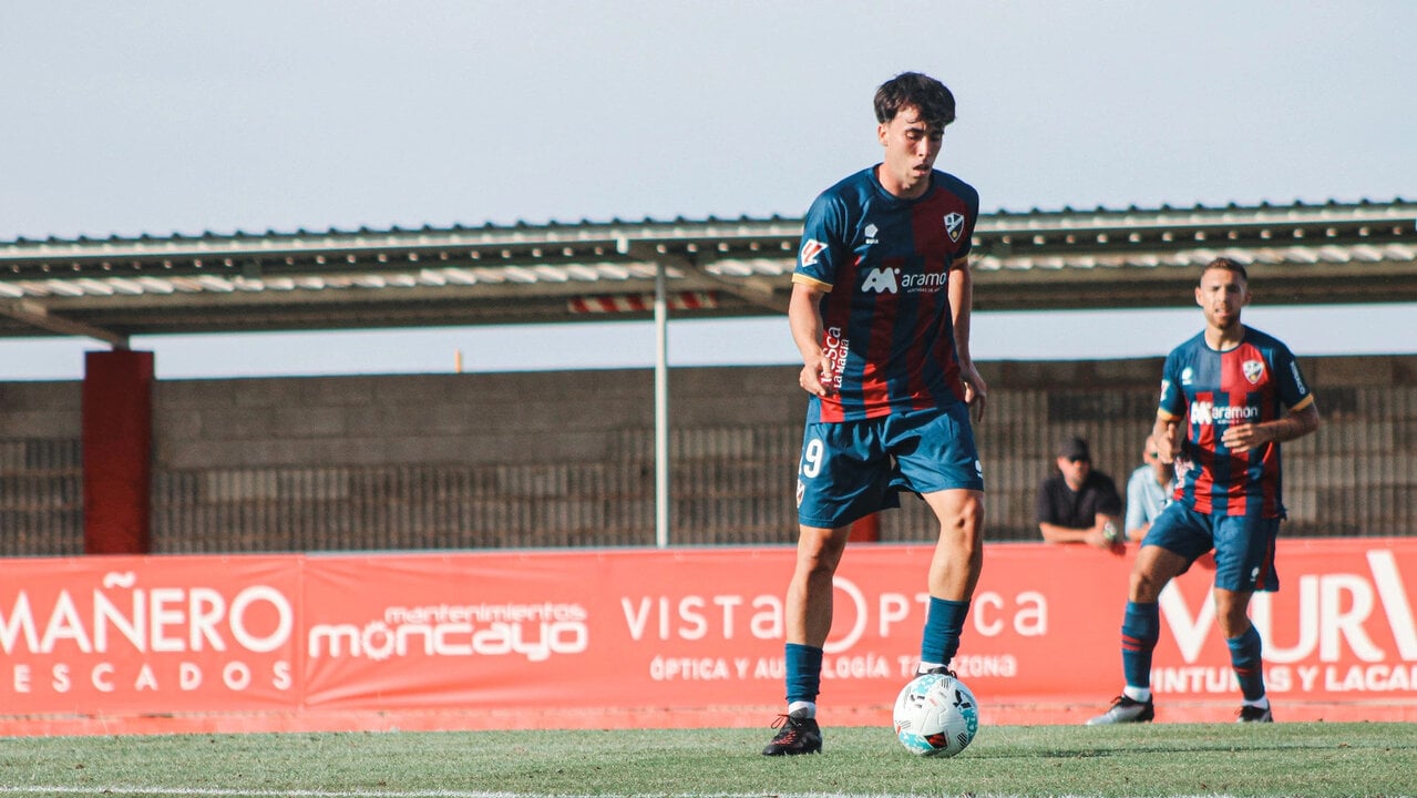 The S.D. Huesca gives Jaime Escario to FC Peñafiel