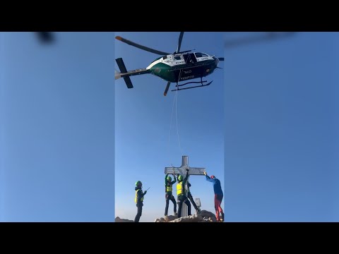 The Aneto Cross returns to the Pyrenees roof: the impressive helicopter transfer to the top at 3,400 meters